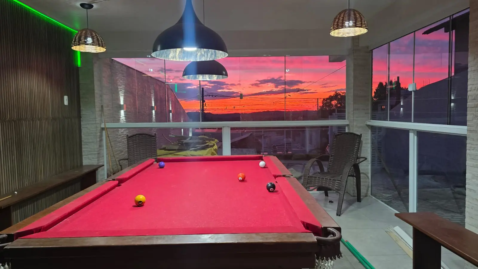 Sala de jogos com mesa de sinuca