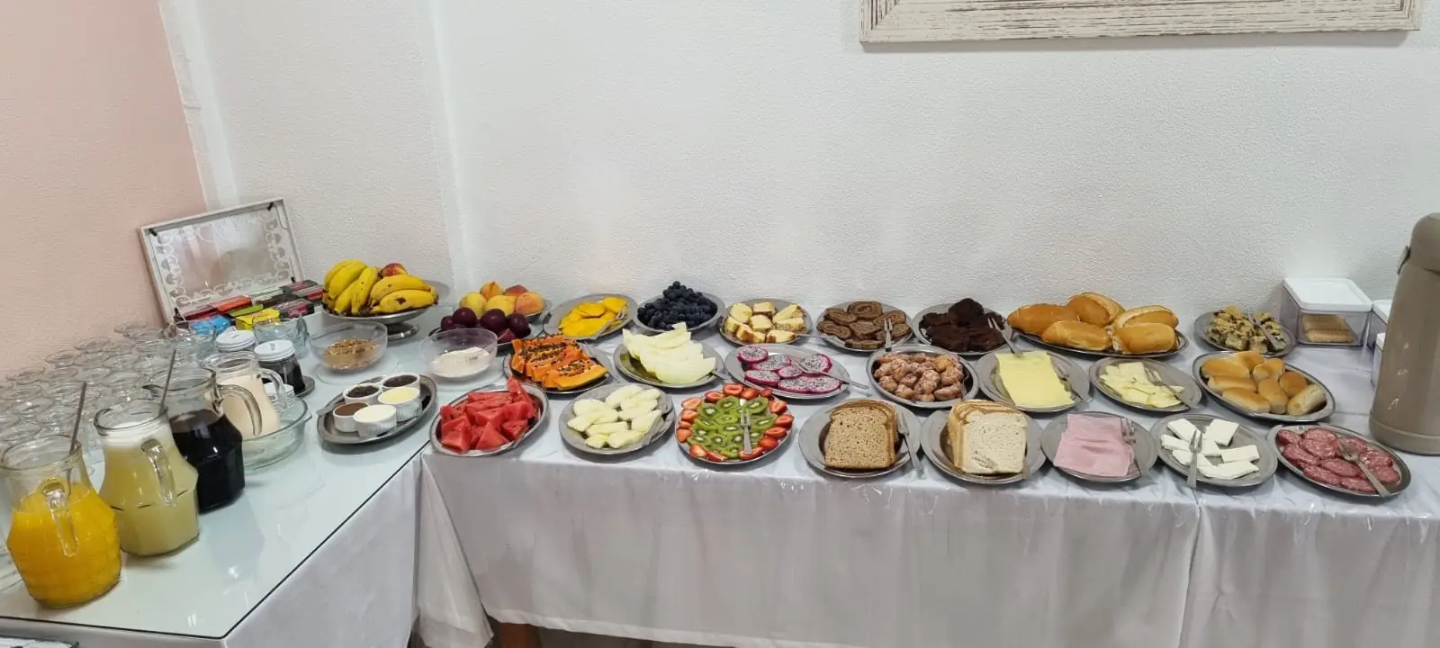Mesa farta do café colonial